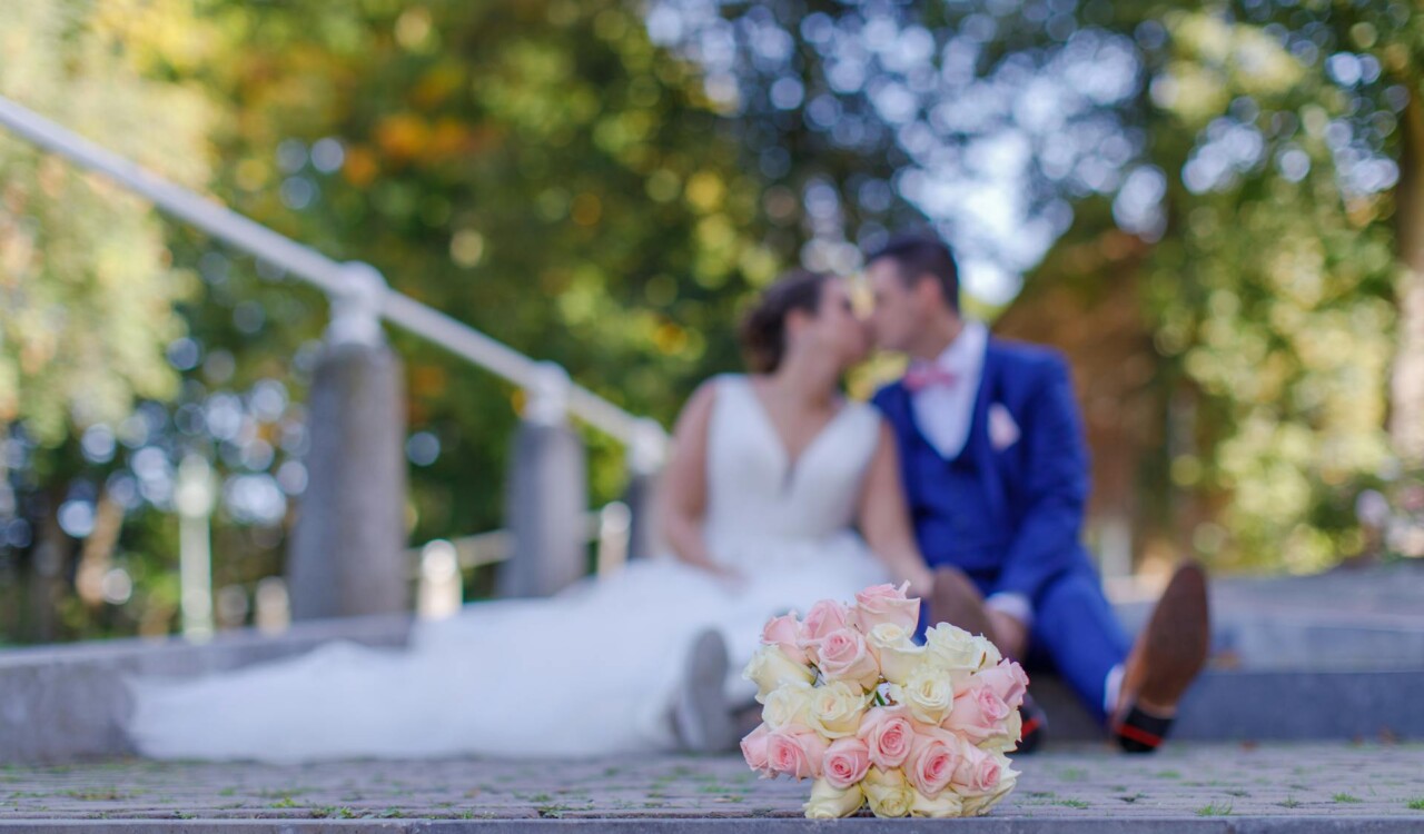 how to save money on a wedding