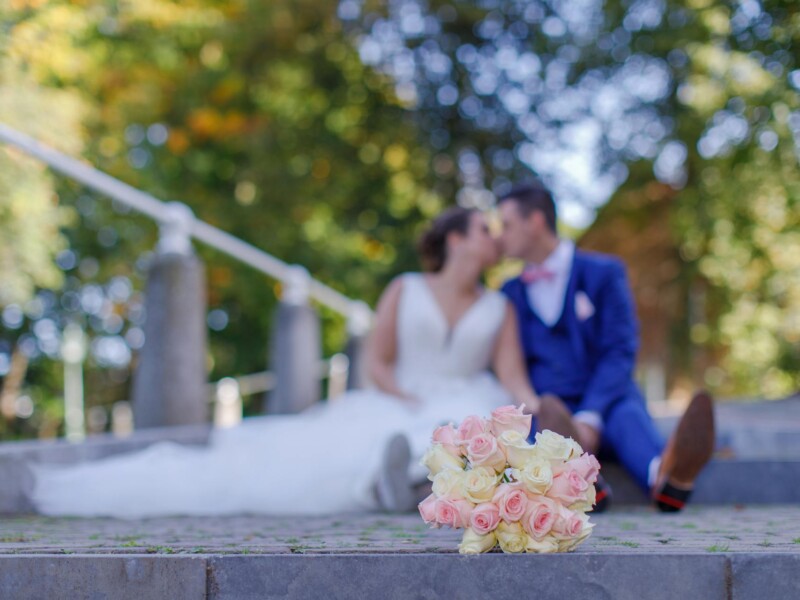 how to save money on a wedding