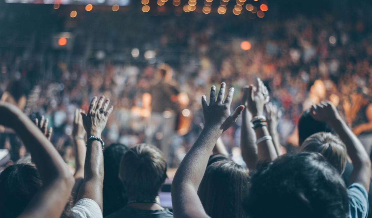 why do people follow the crowd