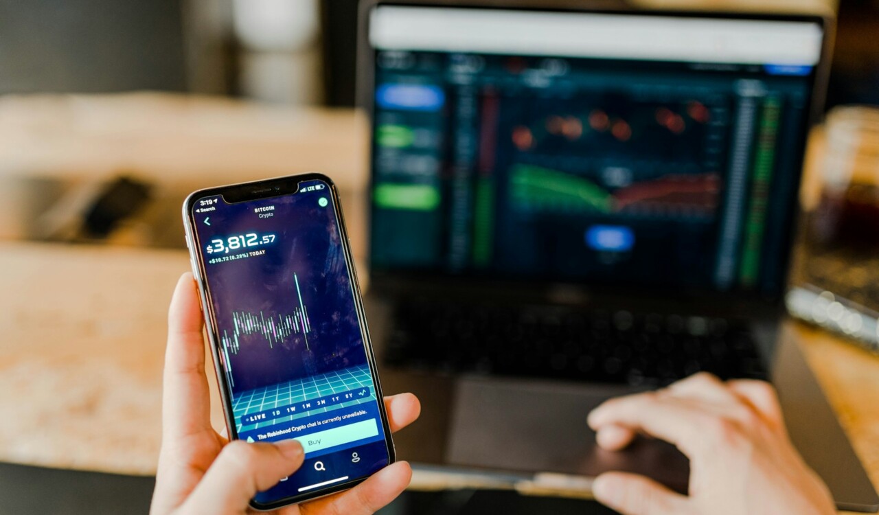 what is the difference between profit and revenue